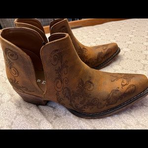 NWOT Roper booties